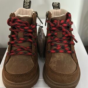 Kids Uggs Robley waterproof boot size 7T